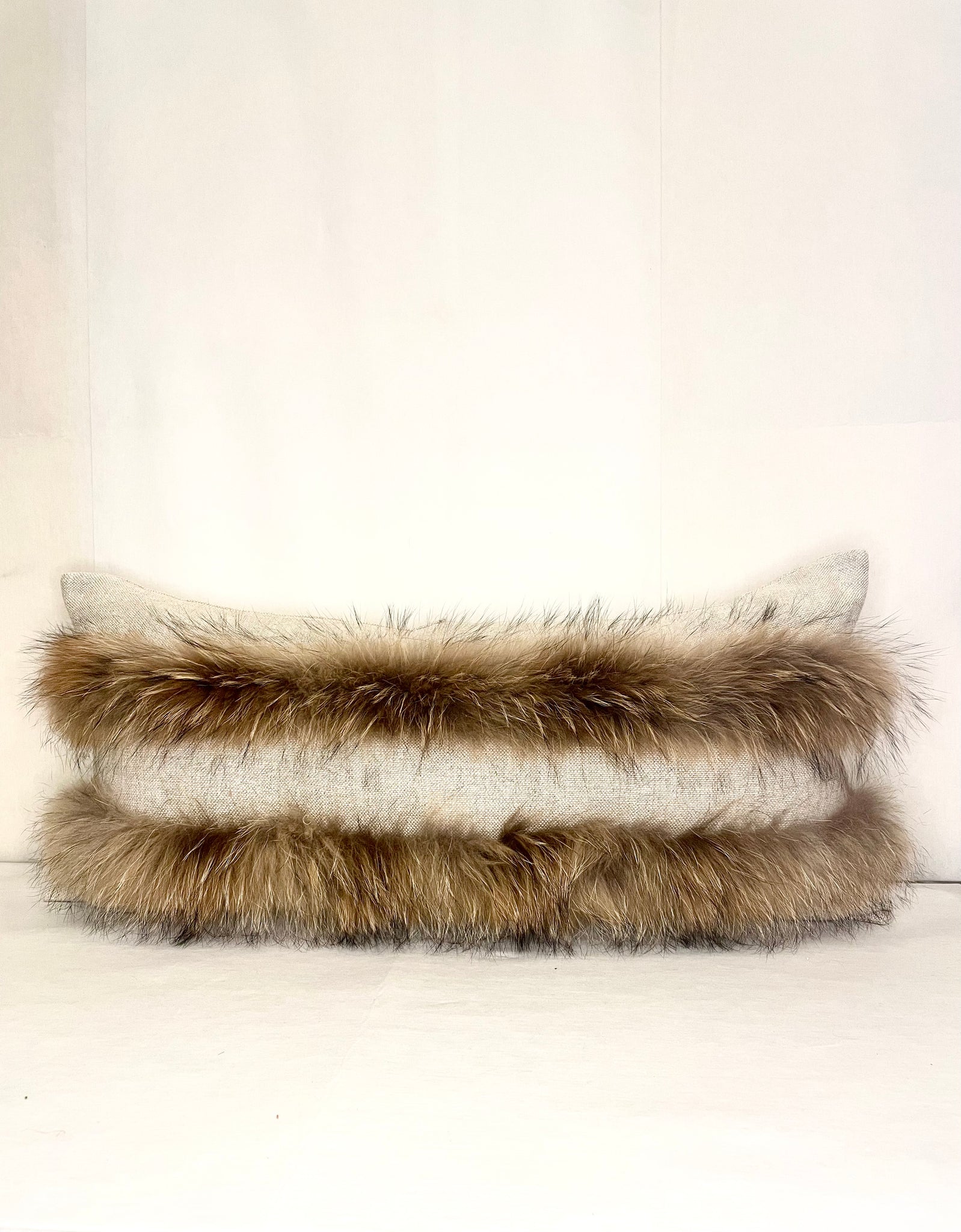 Rhianna Linen w Raccoon Pillow - 16x32